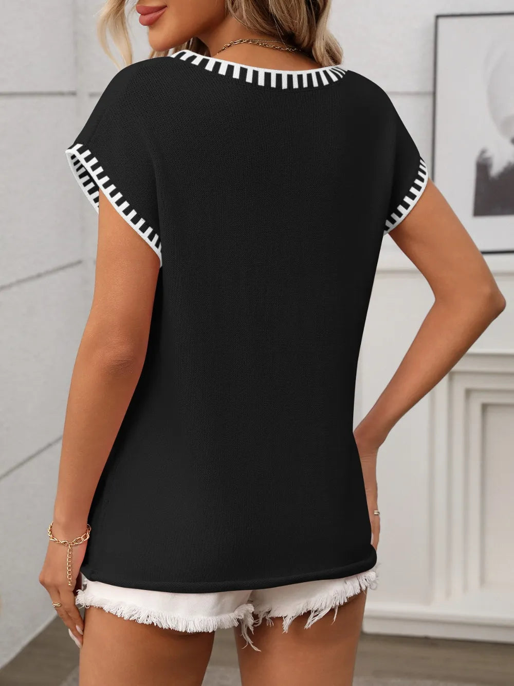 Contrast Trim V-Neck Short Sleeve Knit Top.